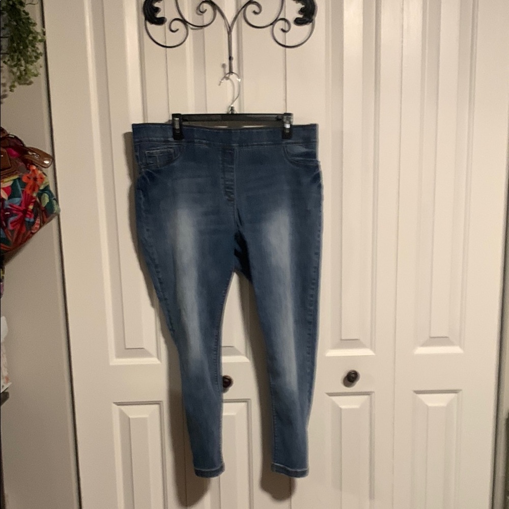 COCO + CARMEN Women's Blue Jeans w/elastic waistband ..size XL